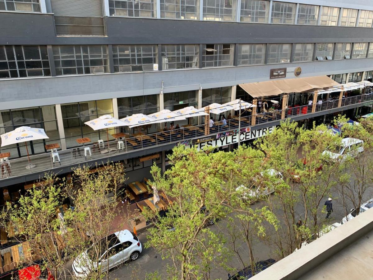 Stunning Maboneng Precinct Studio Apartment At 12 Decades Building ヨハネスブルグ エクステリア 写真