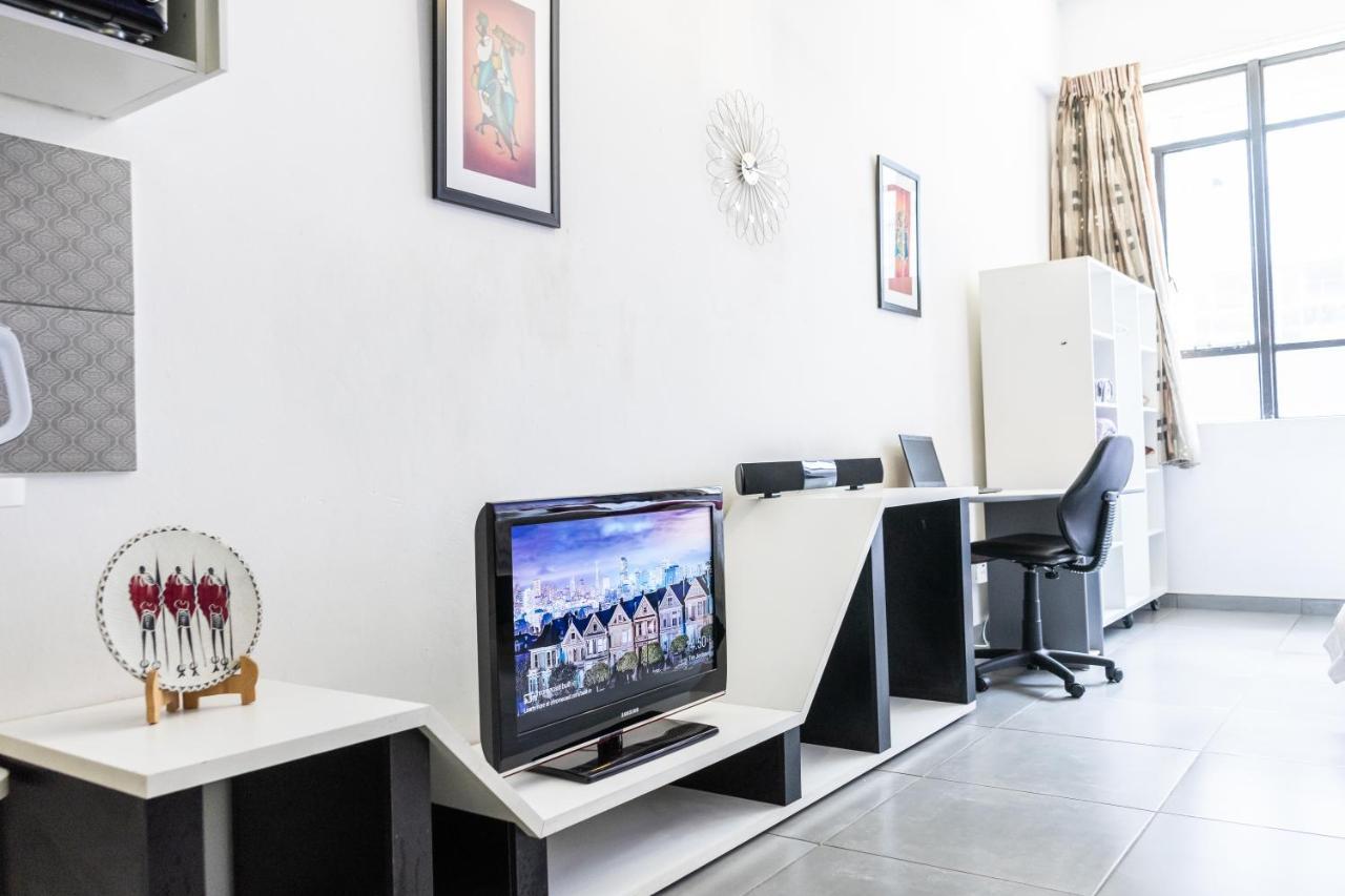 Stunning Maboneng Precinct Studio Apartment At 12 Decades Building ヨハネスブルグ エクステリア 写真