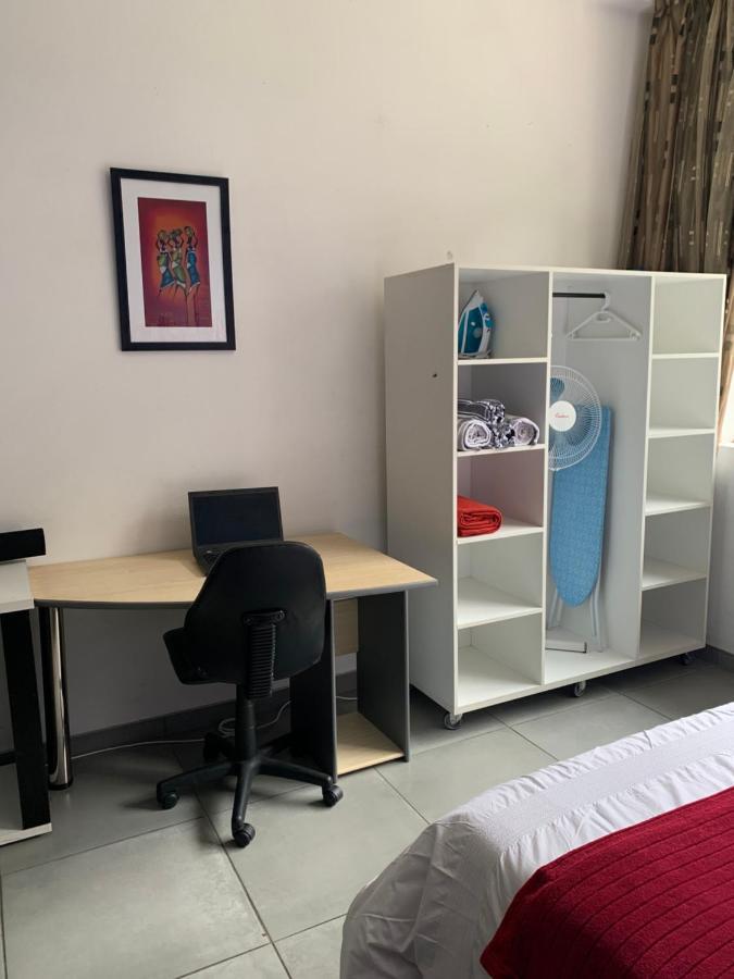 Stunning Maboneng Precinct Studio Apartment At 12 Decades Building ヨハネスブルグ エクステリア 写真